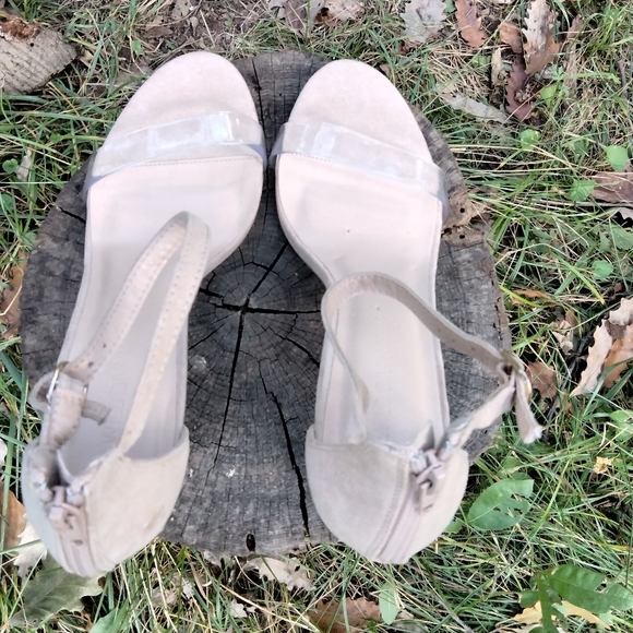 Wild Diva Shoes - 🐮Sale!🐮Wild Diva Lounge Ankle Strap Heels in size 10